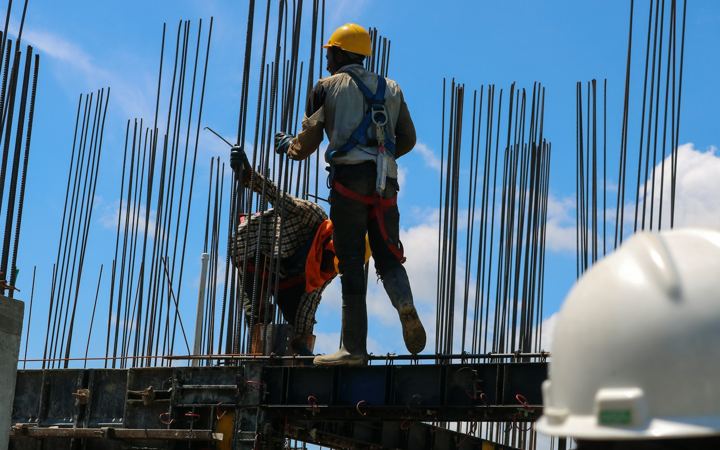Ouvrier travaillant en hauteur sur une ossature