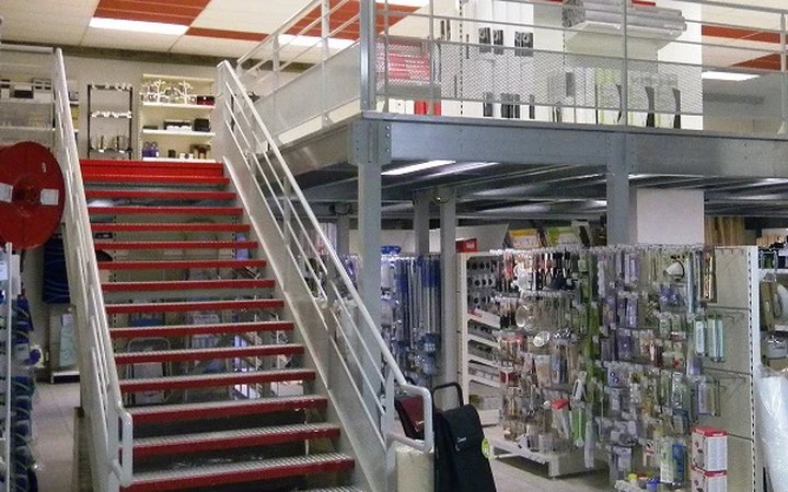 Mezzanine métallique avec escalier dans un commerce