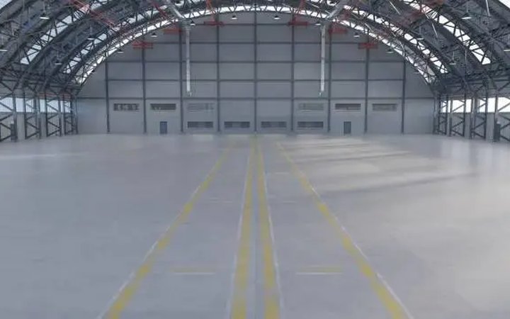 Intérieur d'un grand hangar industriel à structure métallique