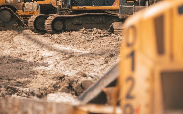 Engins de terrassement sur un chantier de démolition