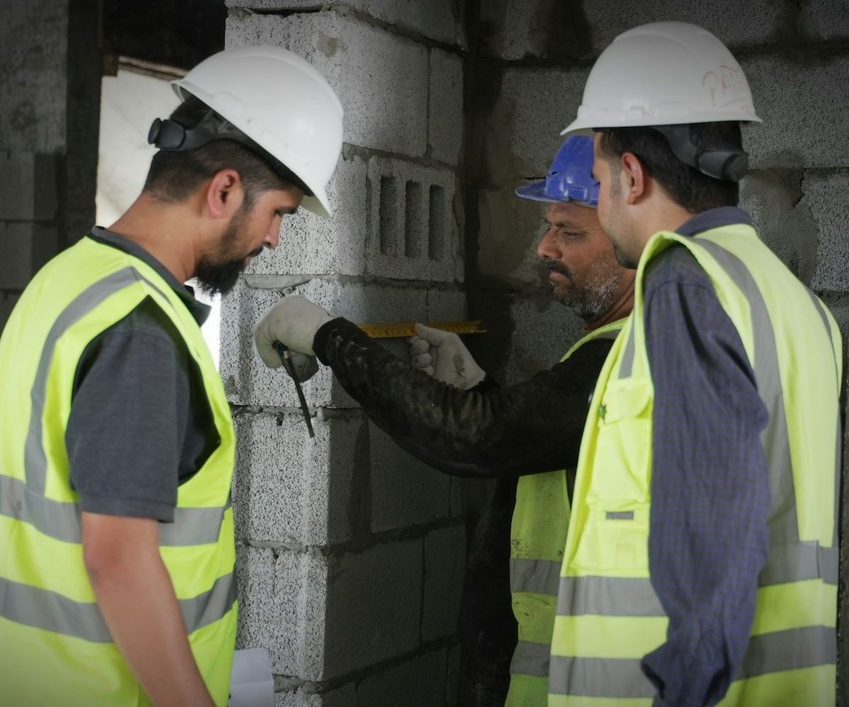 Équipe d'ingénieurs prenant des mesures sur un chantier