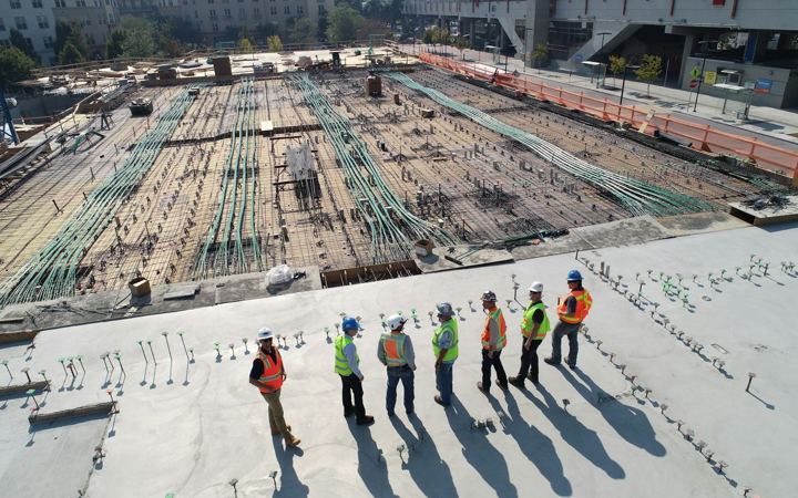 Équipe d'ingénieurs sur la dalle d'un grand bâtiment industriel